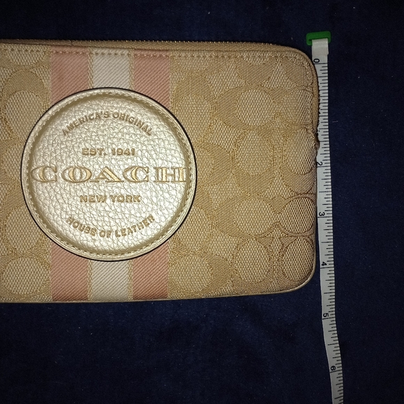 NWT Dempsey Large Corner Zip Wristlet In Signature Jacquard With Stripe & patch - Picture 10 of 11